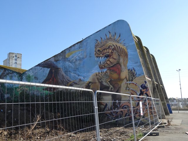 Street Art port de Lorient (graffitis) : T Rex dans son "jurrasic park"